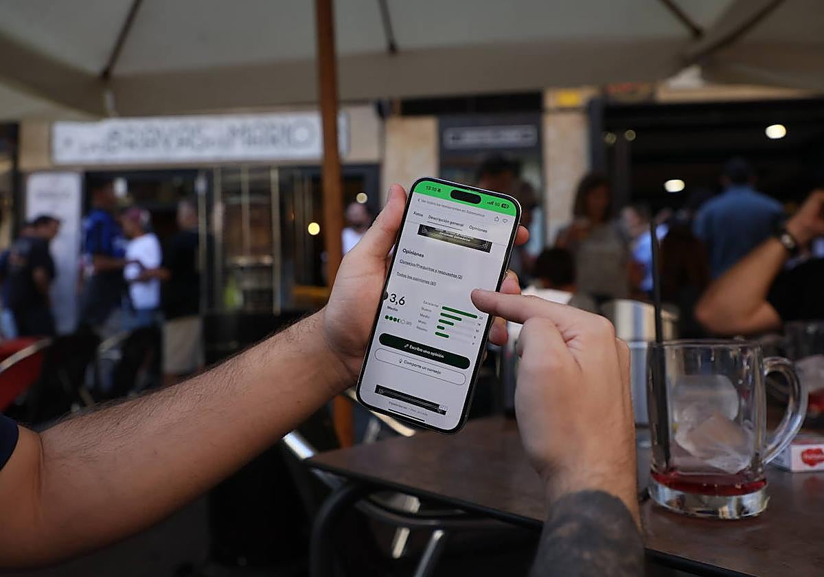 Un usuario de un restaurante consulta una de las reseñas para decidir a donde ir.