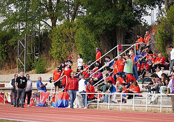 Aficionados de la UD Ourense en Las Pistas.