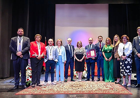 Autoridades, junto a los hijos de María Hernández Alonso.