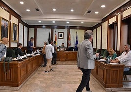 Imagen del receso del pleno en el Ayuntamiento de Béjar para estudiar una documentación.