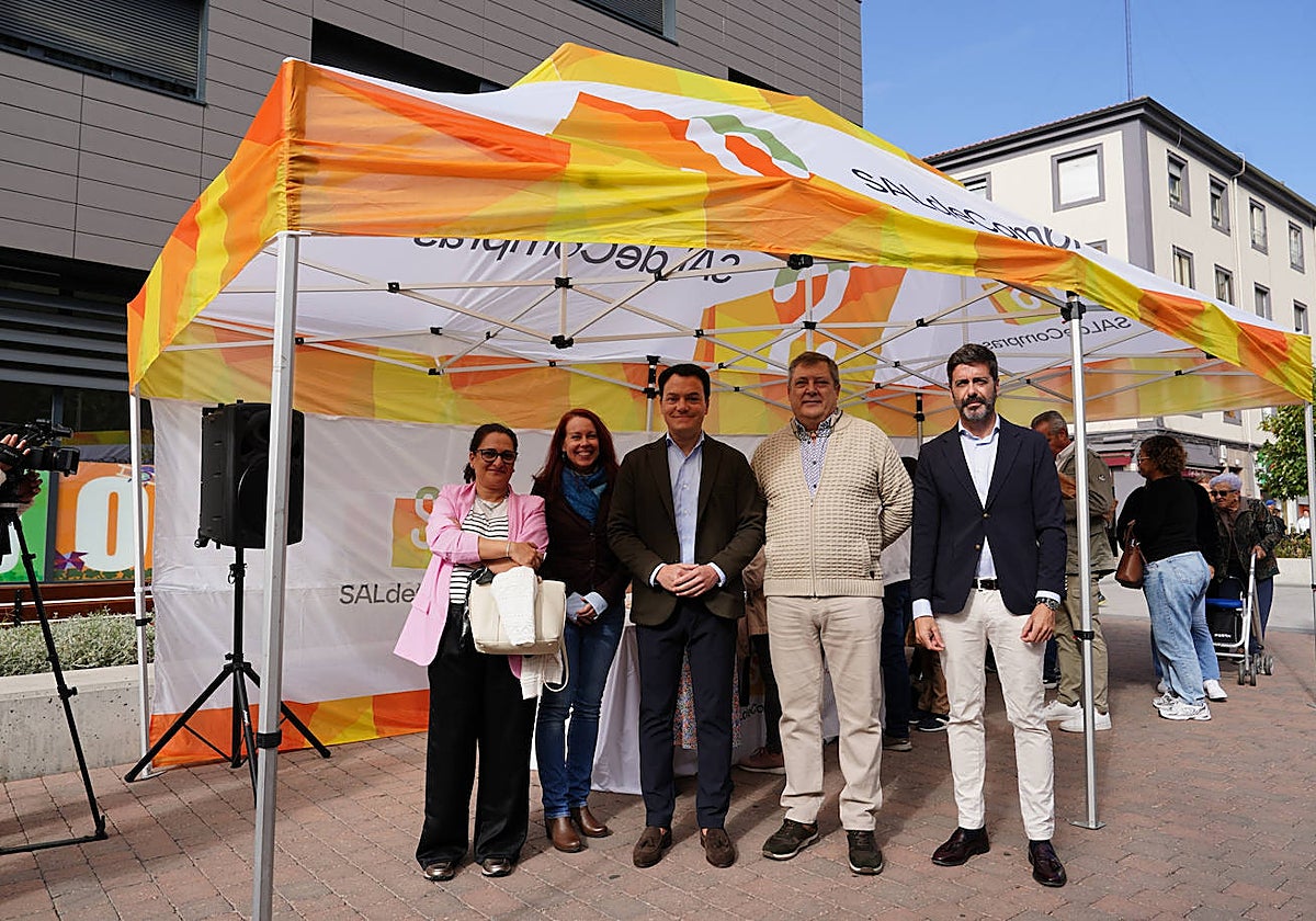 Pedro Martínez Córdoba -en el centro- durante la presentación de la III Semana del Comercio.