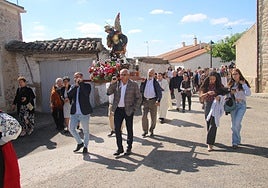 La salida de la procesión de San Miguel en la localidad de Juzbado, escoltada por las autoridades y con la participación del grupo de bailes charros