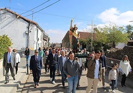 Procesión con la imagen de San Miguel Arcángel por las calles de Fuenterroble.