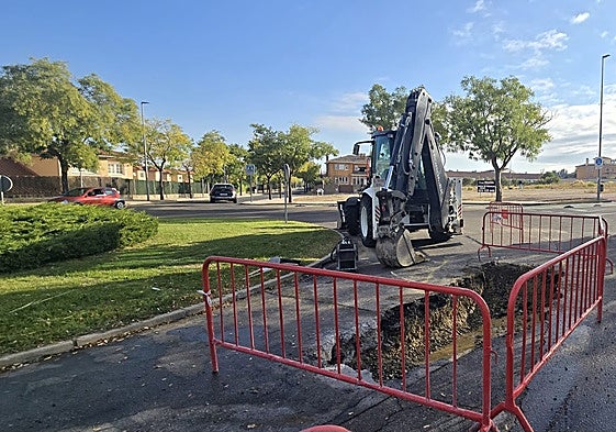 Máquina trabajando en el lugar en el que se ha producido el nuevo reventón en Carbajosa.