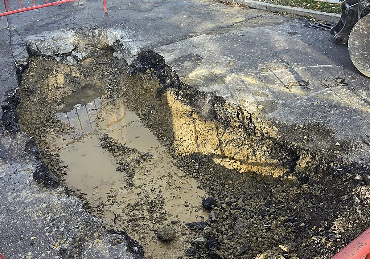 Imagen principal - Un nuevo reventón en Carbajosa deja sin suministro de agua a la urbanización Albahonda IV