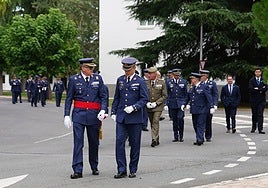 El general de brigada Rafael Fernández-Shaw Domínguez (i) y el coronel jefe de la Base Aérea, José Ignacio Ruiz de Eguilaz Martín (d).