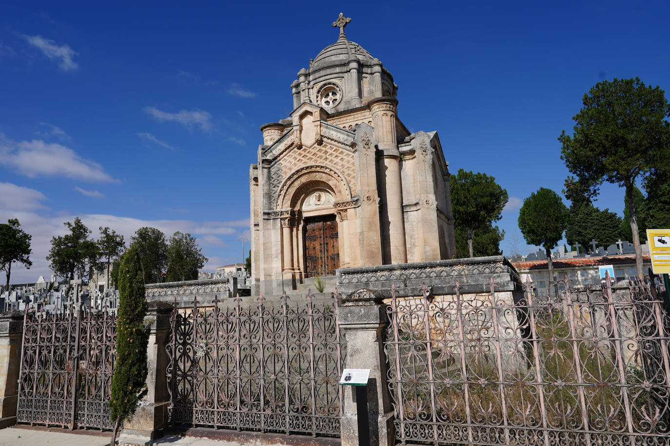 Rutas guiadas para estrenar la nueva señalización histórica del cementerio