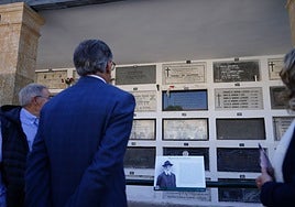 El alcalde observa la señalización y el nicho de Miguel de Unamuno.