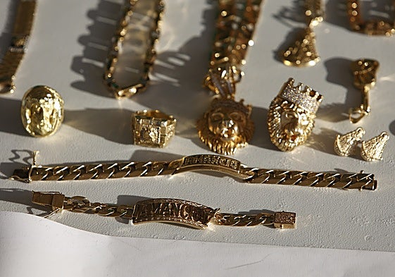 Las llamativas joyas incautadas a los integrantes del grupo.