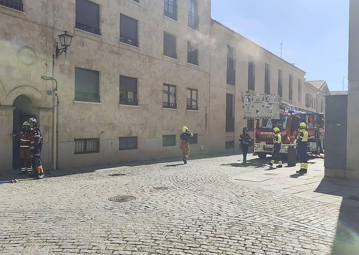 Imagen secundaria 1 - Los Bomberos intervienen por un fuego en una cocina en la calle Mazas