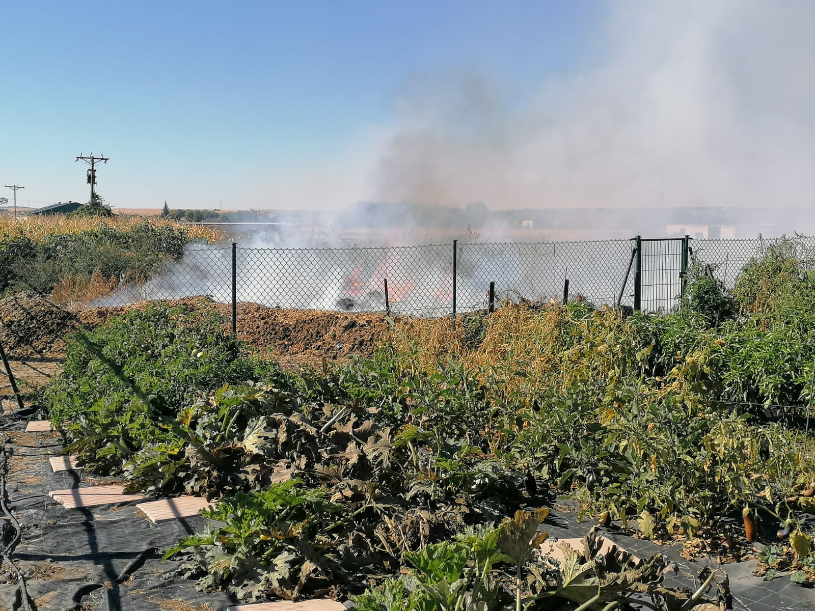Un fuego en un montón de estiércol en El Juncal de Villamayor amenaza con extenderse al campo