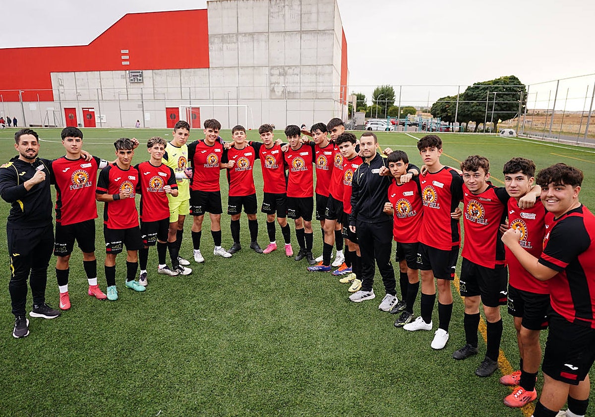 El Aldeaseca de la Armuña, de la Tercera División juvenil, posa antes de afrontar el primer partido de la historia del club.