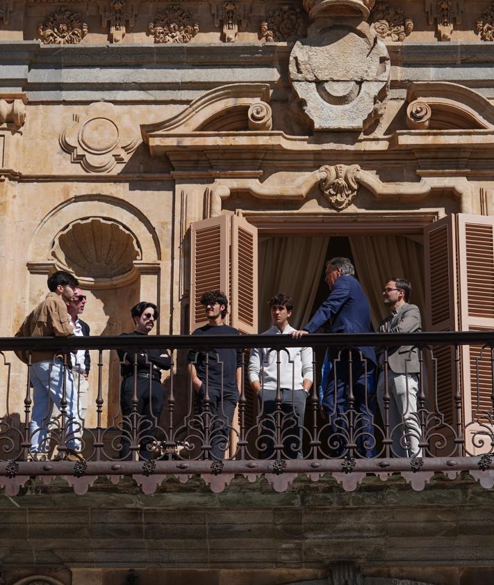 Imagen secundaria 2 - Menéndez de Zubillaga recogiendo el obsequio del Ayuntamiento, detalle de los obsequios y el alcalde con el equipo en el balcón de la Plaza Mayor.