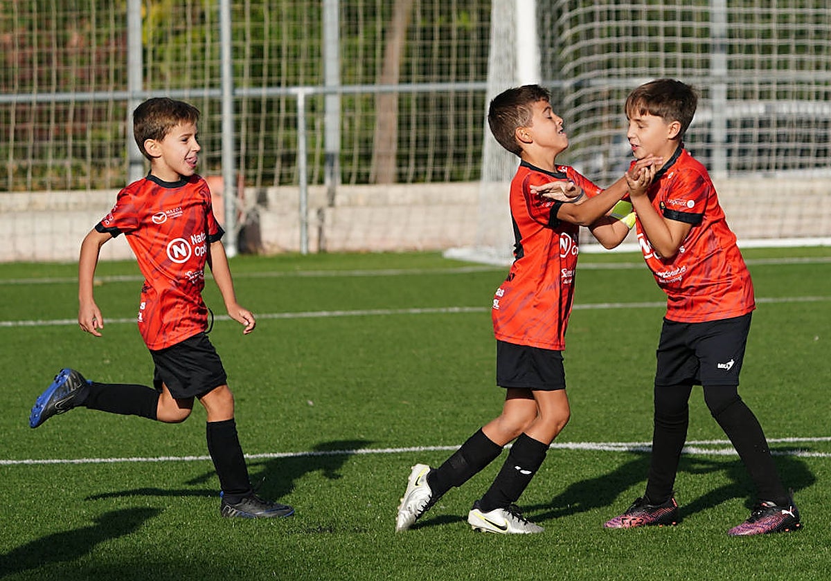 Los jugadores del Calasanz celebran con entusiasmo uno de los goles durante el encuentro.