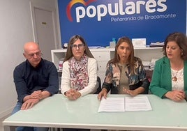 Ediles del PP durante su comparecencia.