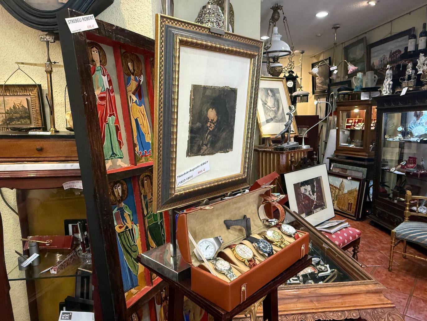 Algunas de las pinturas que se venden en Antigüedades Matusalén.