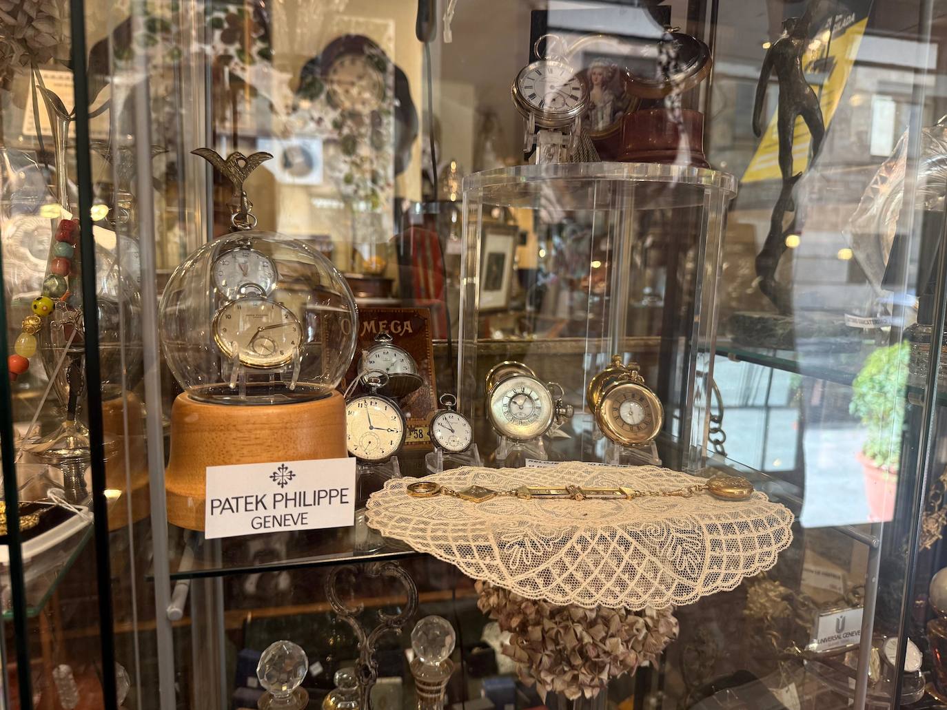 Algunos de los relojes que José Miguel y su mujer tienen colocados en una de sus vitrinas. Entre ellos, luce un Patek Philippe.