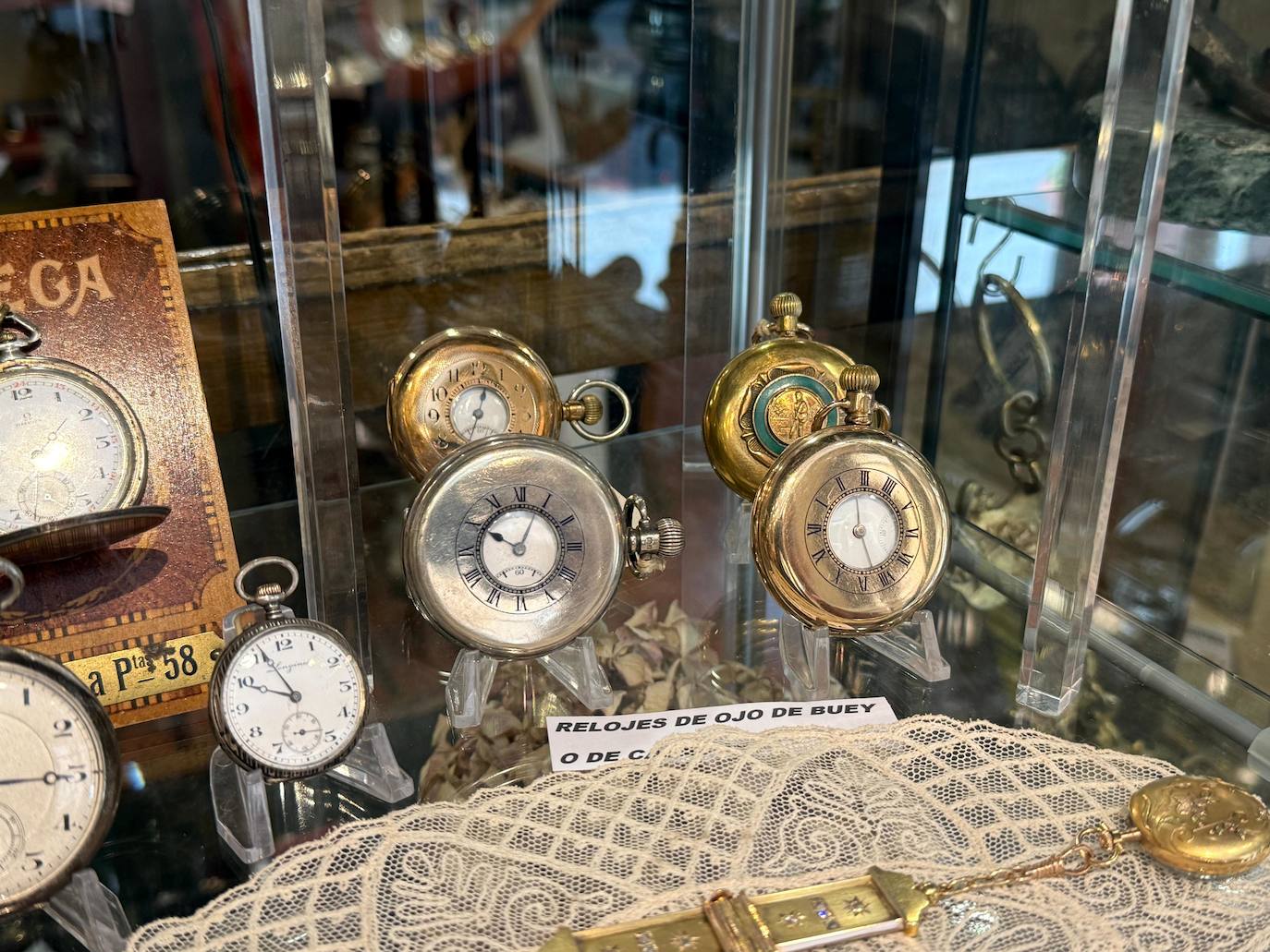 Varios relojes de ojo de buey, en una de las vitrinas de Antigüedades Matusalén.