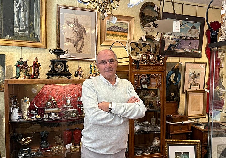 José Miguel recibe cada día a sus clientes en Matusalén Antigüedades.