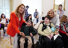 Sonia e Inma, junto a sus hijos.