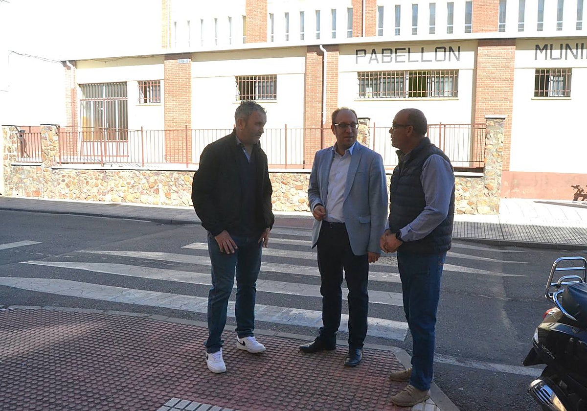 Rubén Benito, Marcos Iglesias y Ramón Sastre delante del pabellón de Foxá