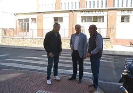 Rubén Benito, Marcos Iglesias y Ramón Sastre delante del pabellón de Foxá