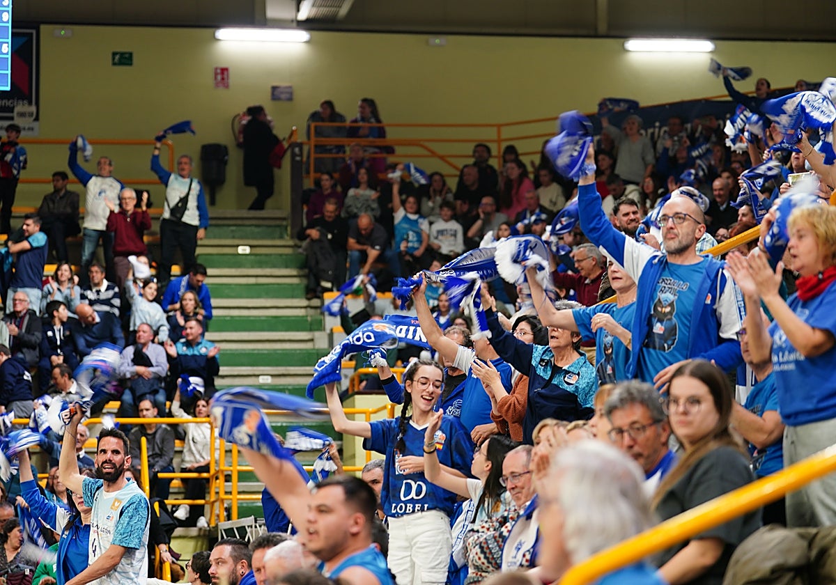 Aficionados del Perfumerías Avenida en el pabellón Würzburg Silvia Domínguez.