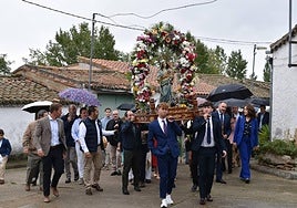 Instantes de la procesión de la Virgen del Rosario del pasado año en Aldehuela de la Bóveda.