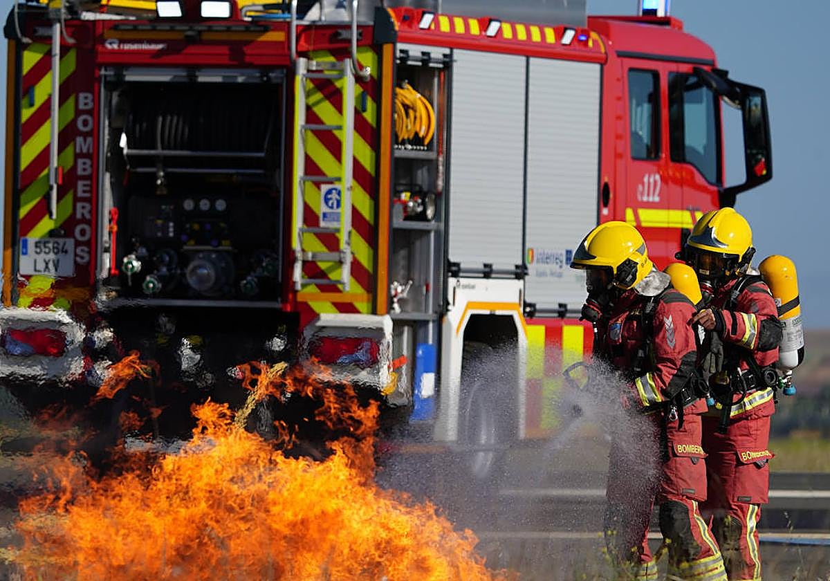Los Bomberos de la Diputación, durante una intervención ajena a esta información.