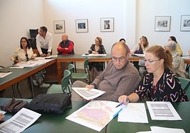 La reunión entre los propietarios de los terrenos que ocupará la nueva ronda y el Consistorio de Villamayor de Armuña