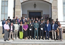 Foto de familia a la entrada de la iglesia en Fuentes de Oñoro