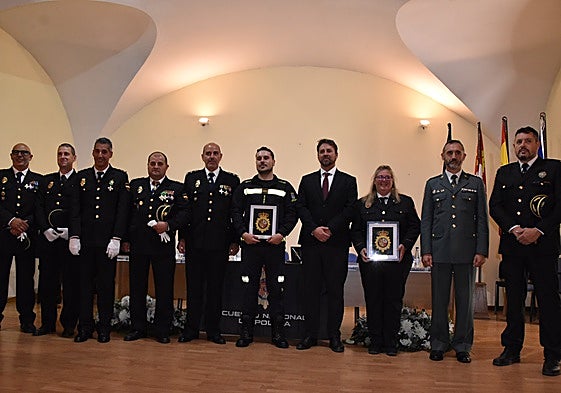 Imagen de los galardonados, autoridades y mandos de las fuerzas de seguridad de Béjar en el acto celebrado en el convento de San Francisco