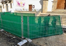 Visita técnica del arqueólogo de la Junta en una zona vallada.