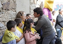 López Chaves, con los niños de Aerscyl, en el patio de cuadrillas de la plaza de toros de Ledesma.