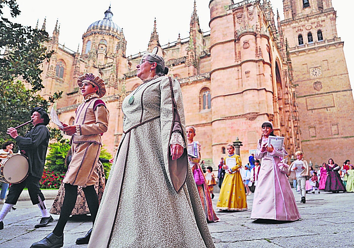 El cortejo real de Felipe II y María Manuela de Portugal a su paso por la plaza de Anaya.