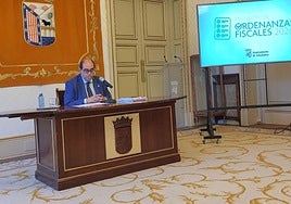 El concejal Fernández Rodríguez en la presentación de las ordenanzas fiscales.