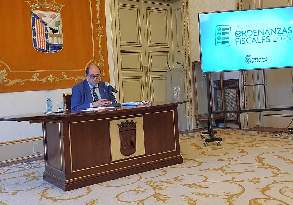 El concejal Fernández Rodríguez en la presentación de las ordenanzas fiscales.