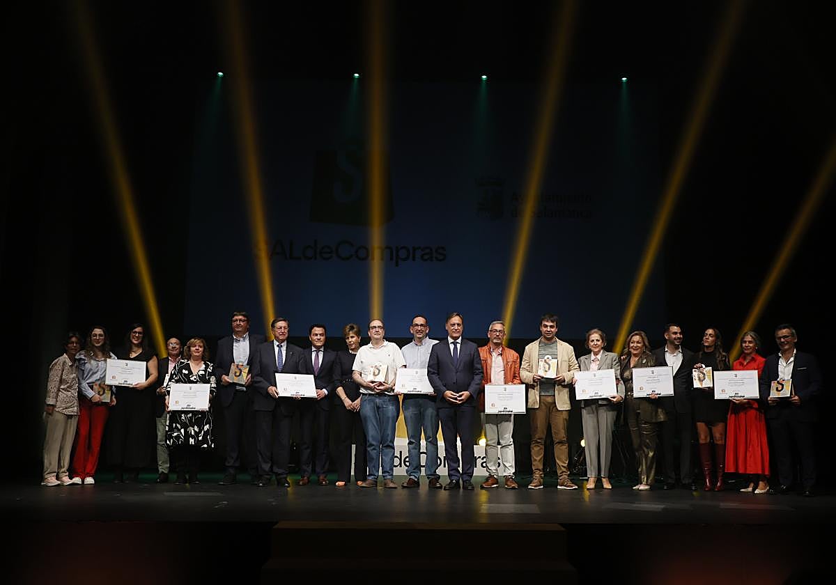 Imagen del acto de la Gala de Comercio junto a García Carbayo.