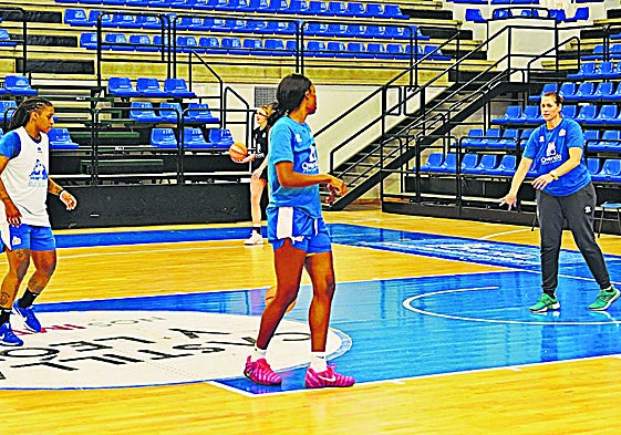 Anna Montañana, dando instrucciones sobre la pintura, en la sesión del jueves en Würzburg.