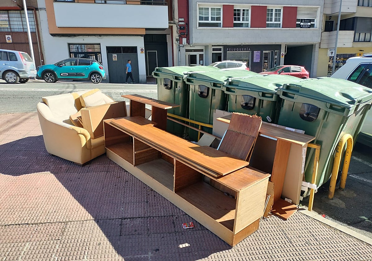Muebles abandonados en la confluencia de la calle Tejedores con la Carretera de Salamanca.