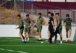 Los jugadores de Unionistas, ejercitándose en el campo anexo al Reina Sofía.