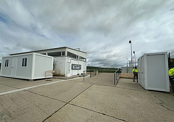 Vista de los aseos y el vestuario femenino en El Salinar.