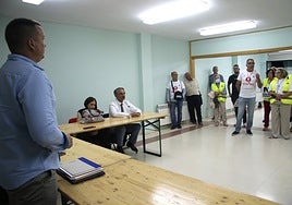 El alcalde de Doñinos, Agustín Rodríguez, de pie escuchando a los vecinos de Villamayor, en su intervención tras el pleno.