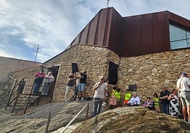Exterior de la parte trasera del Museo de la Falla de Juzbado, en el acto homenaje a Antonio Gamoneda.