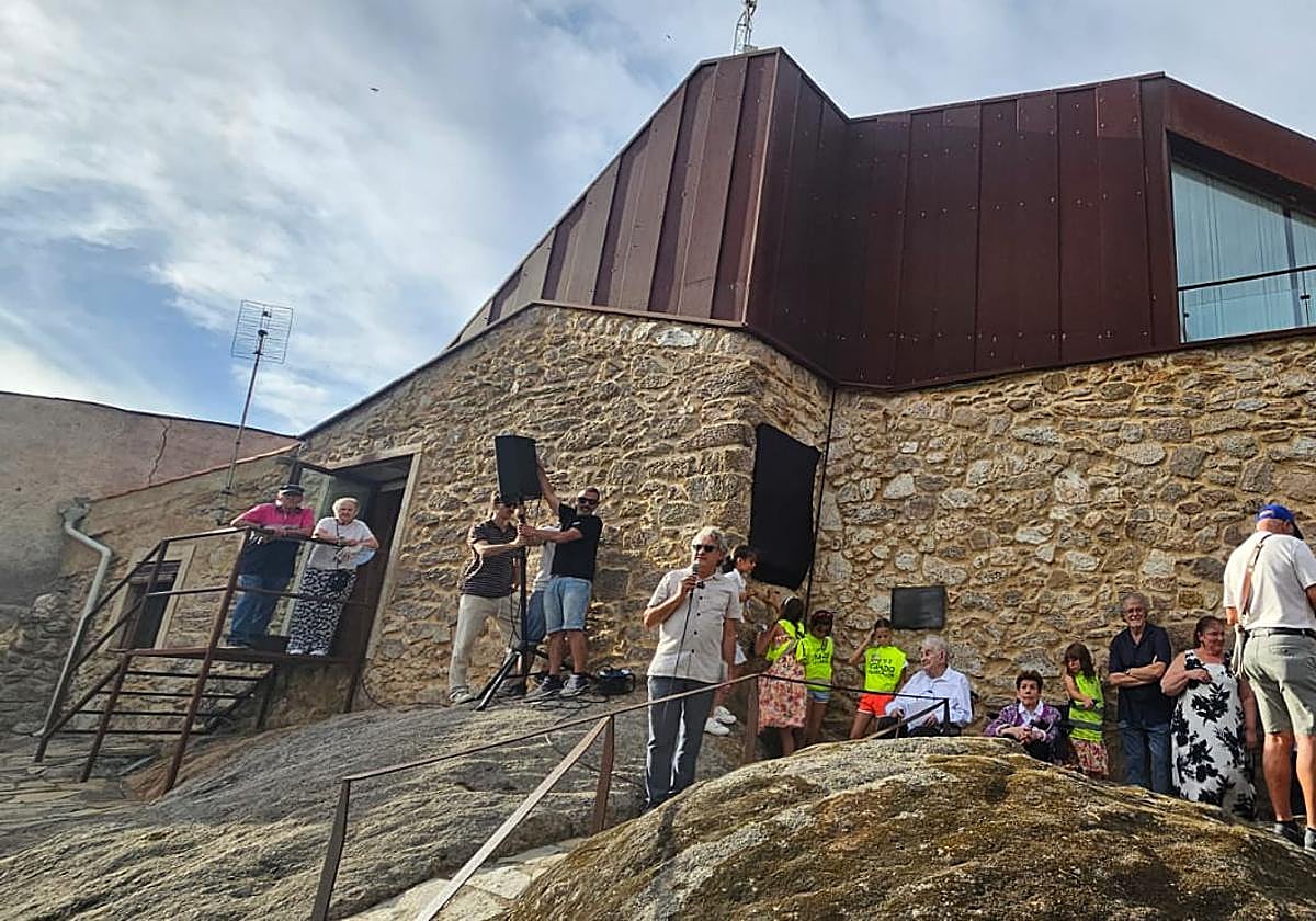 Exterior de la parte trasera del Museo de la Falla de Juzbado, en el acto homenaje a Antonio Gamoneda.