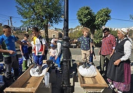 Pisada de la uva durante la fiesta.