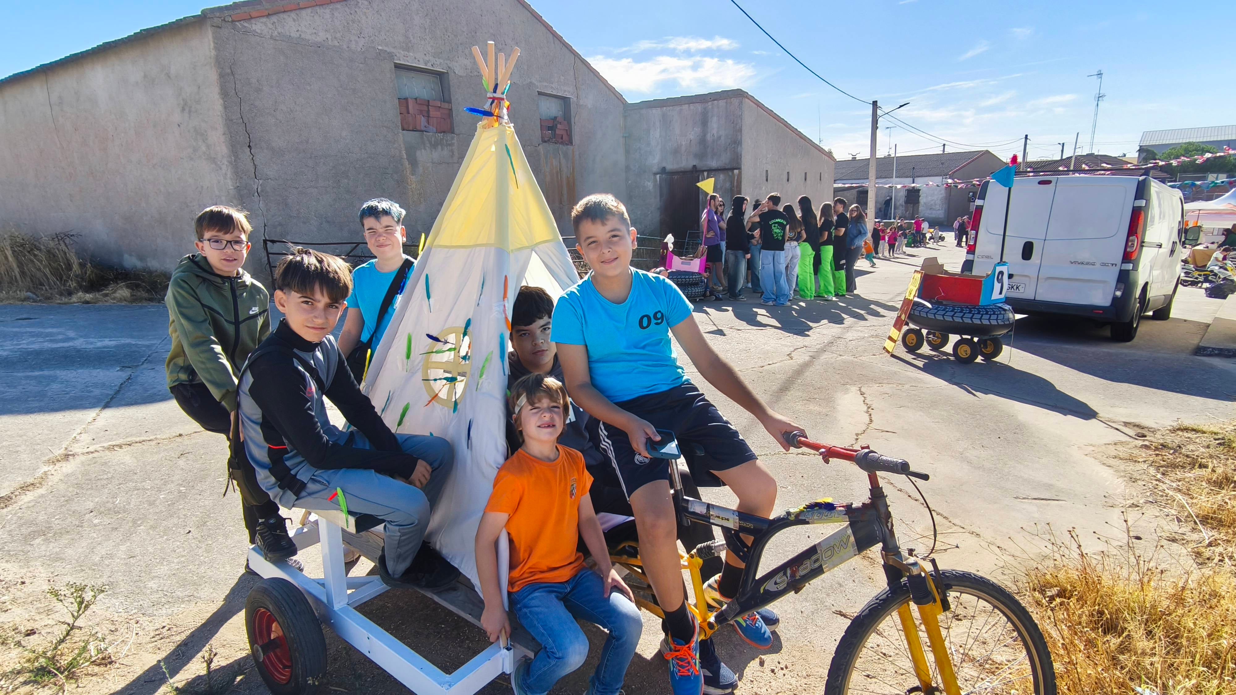 Los niños y jóvenes llenan de alegría las calles de Coca de Alba