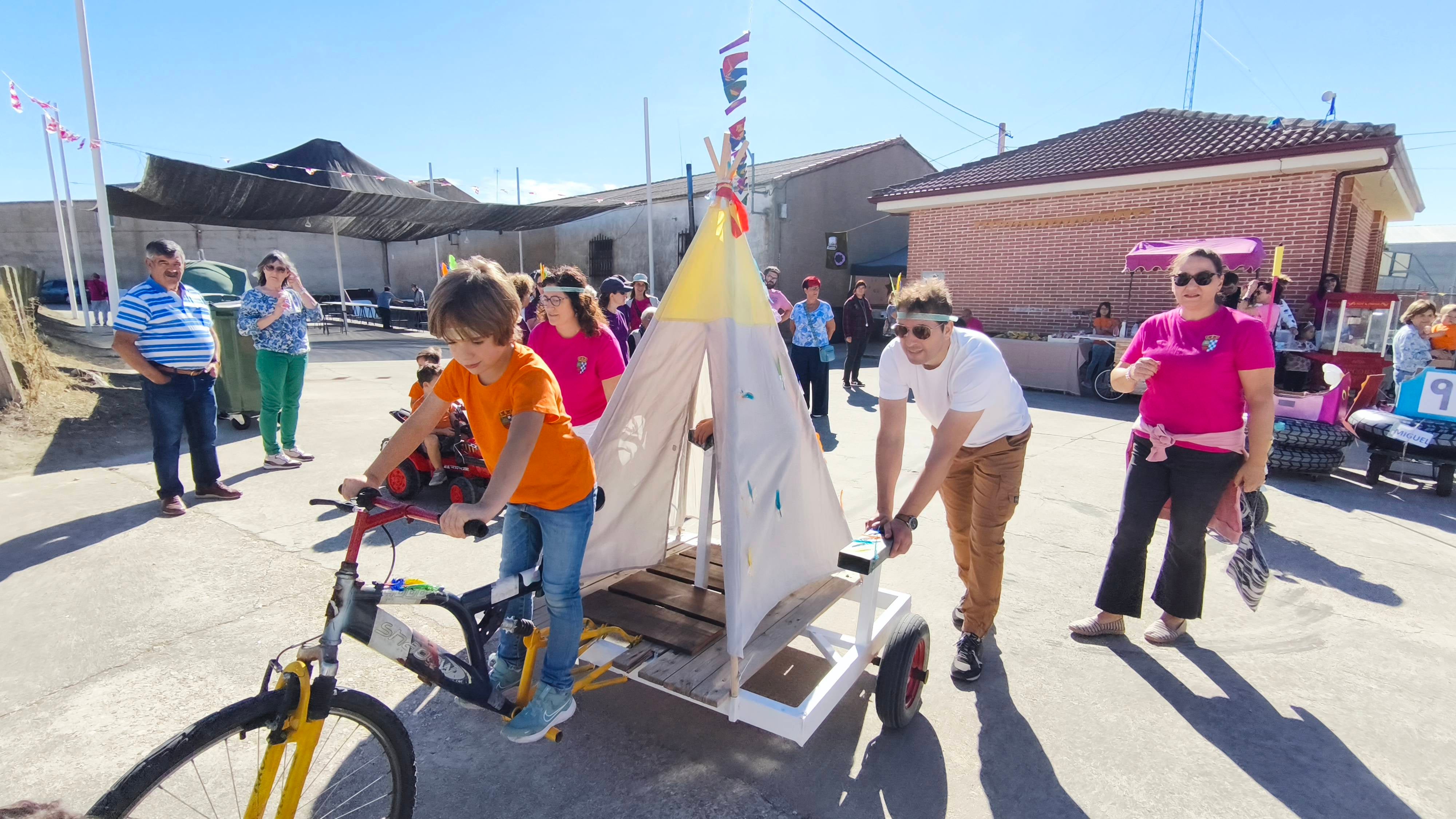 Los niños y jóvenes llenan de alegría las calles de Coca de Alba