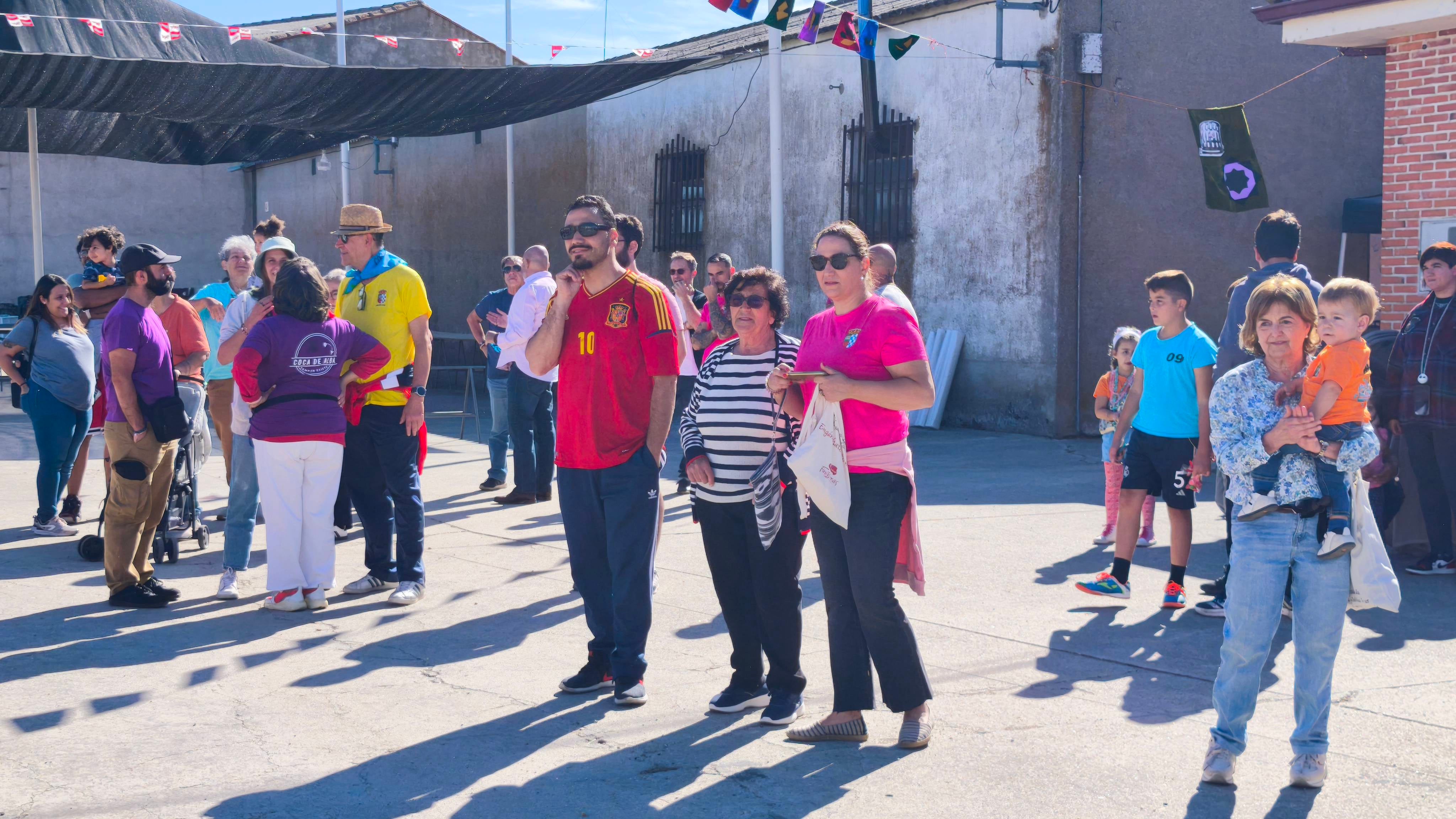 Los niños y jóvenes llenan de alegría las calles de Coca de Alba