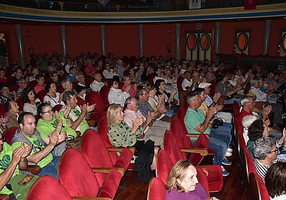 Público en la gala solidaria celebrada en el teatro Cervantes este sábado.